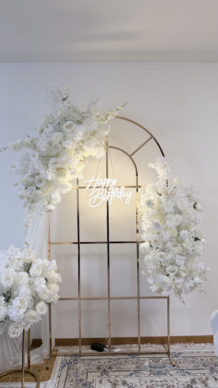 Arche dorée décorée de fleurs blanches