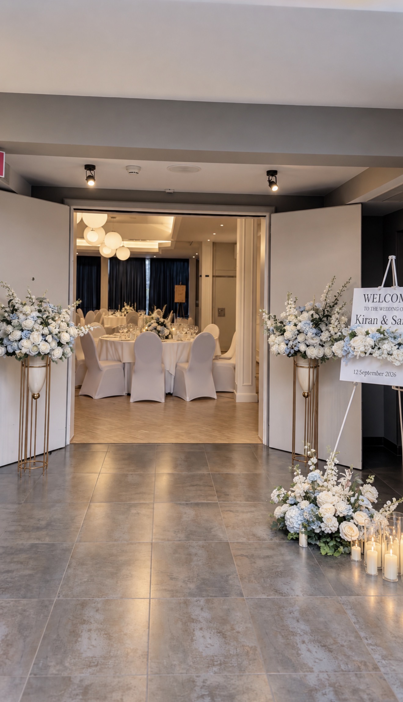 Entrée décorée avec bouquets et panneau de bienvenue