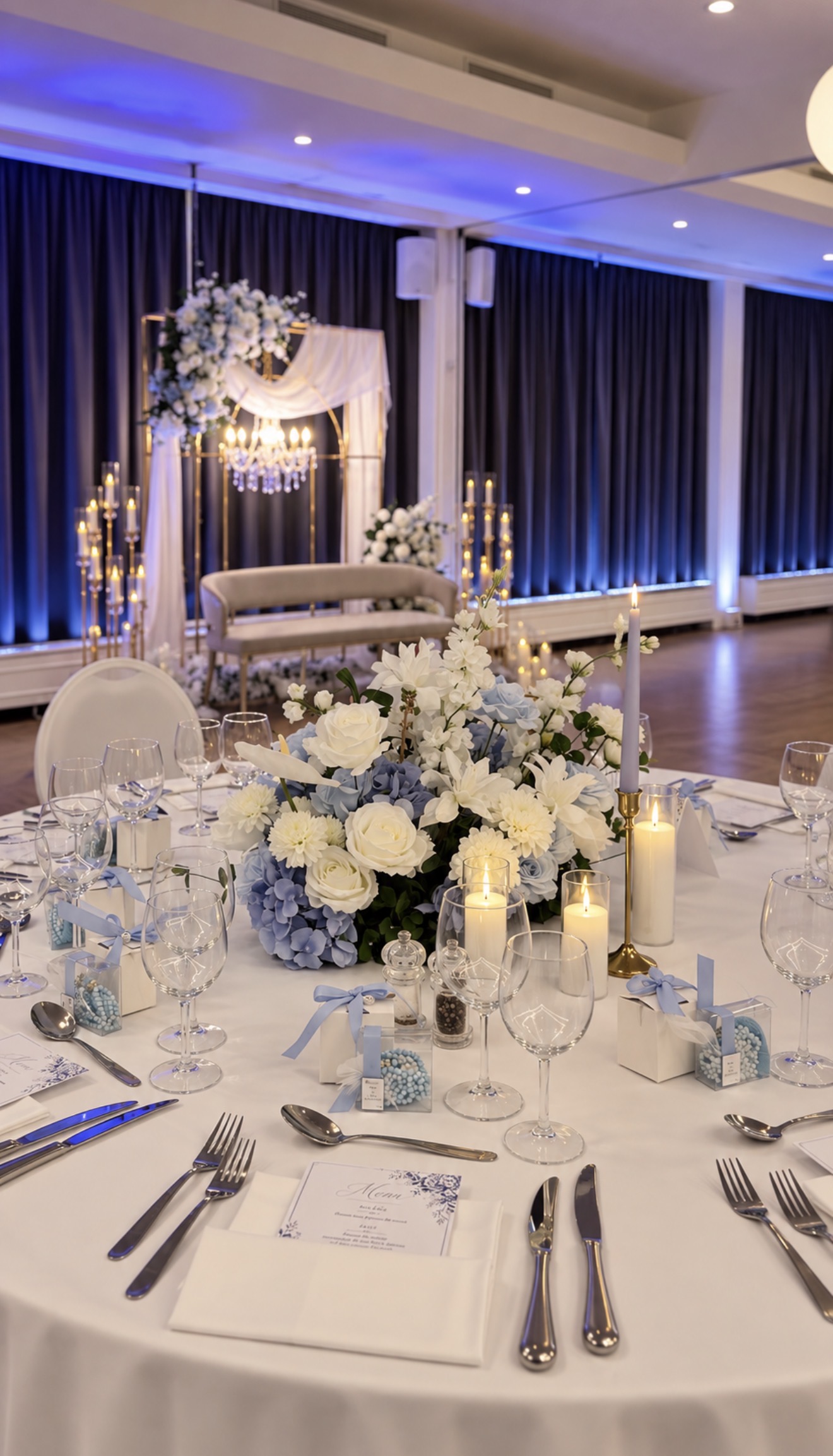 Art de la table blanc et bleu avec décor floral en arrière-plan