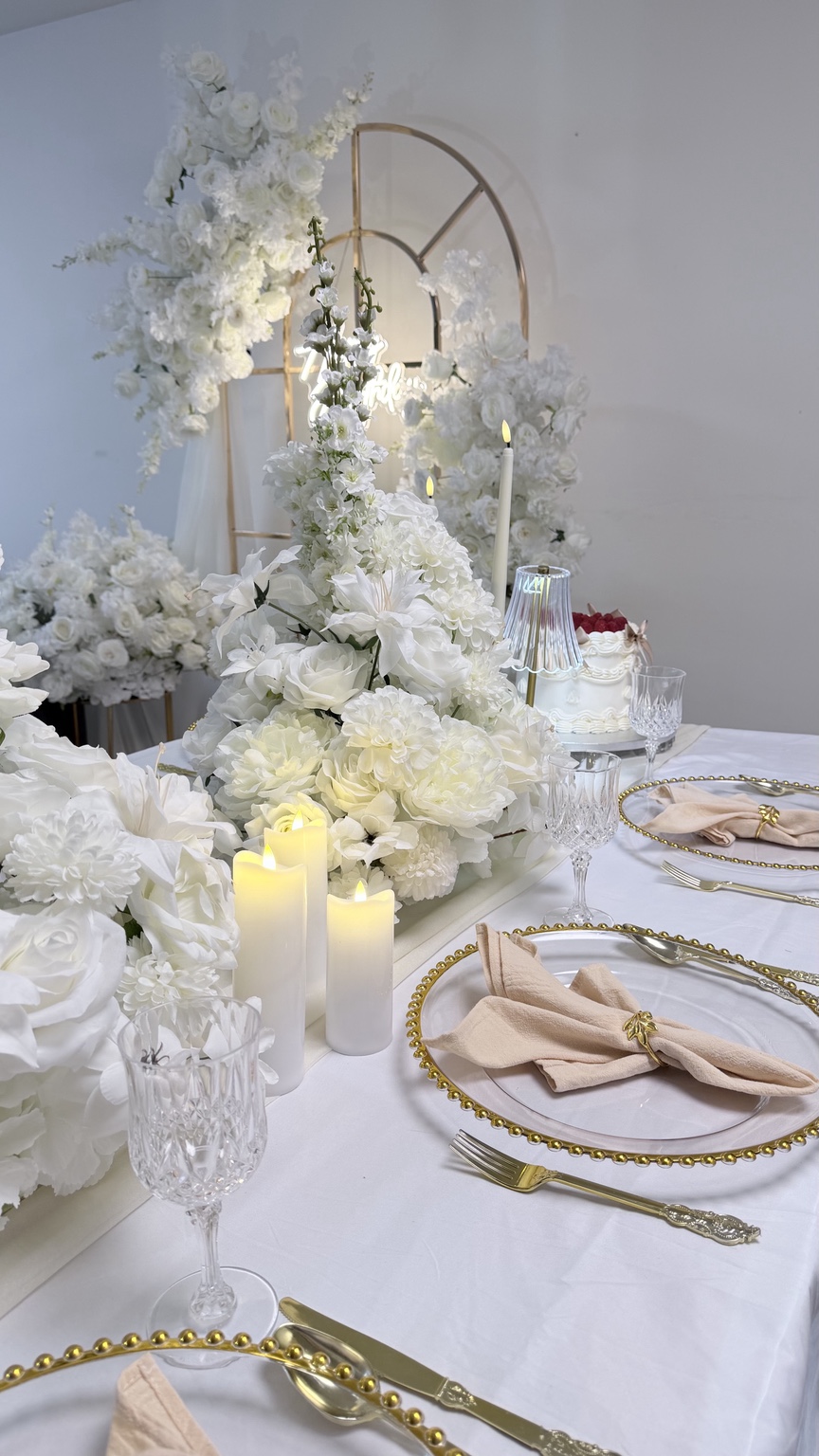Table blanche d'anniversaire avec arche florale et Happy Birthday